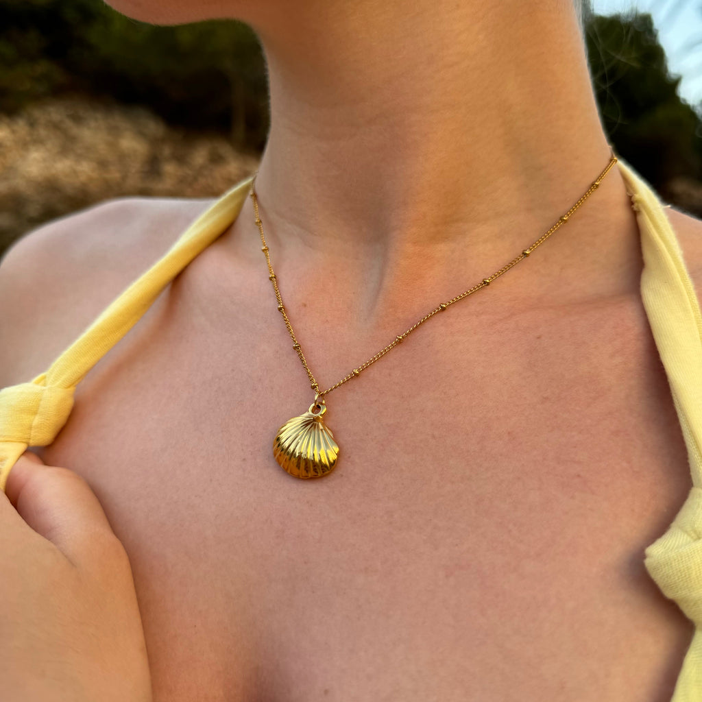 Collana con conchiglia oro