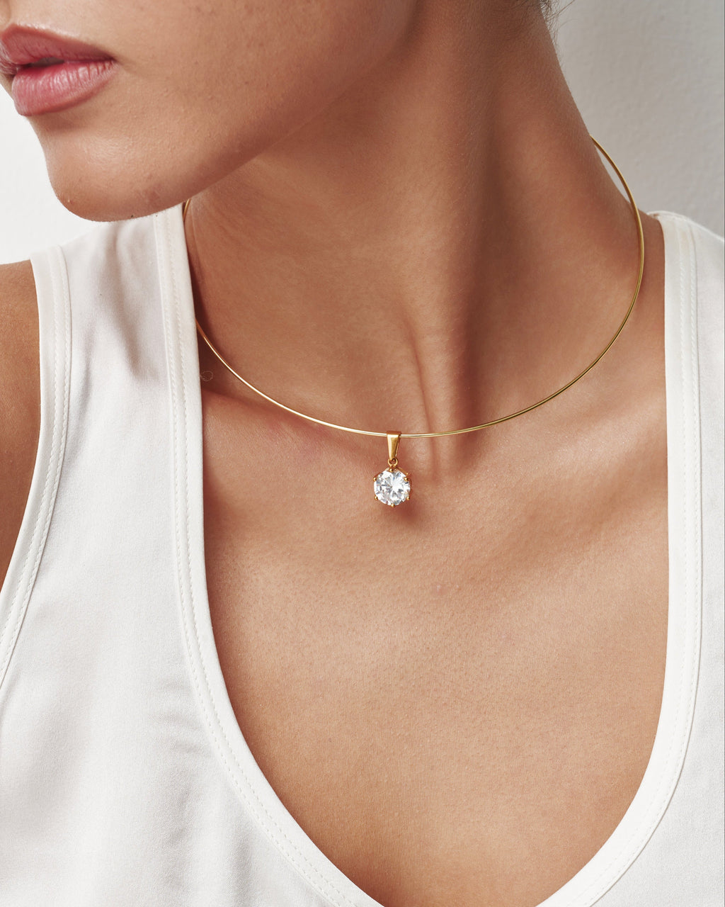 Collana con collare a taglio rotondo
