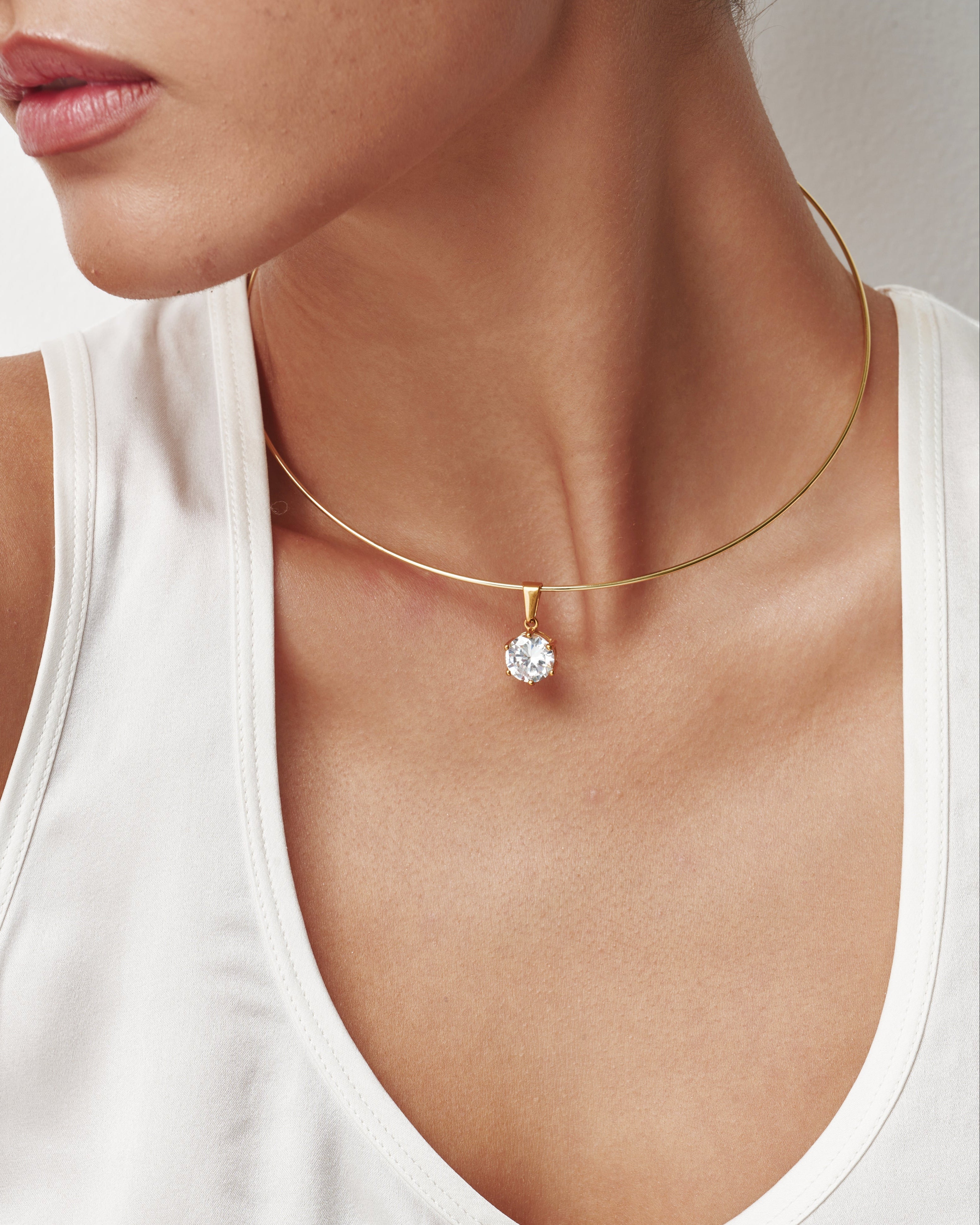 Collana con collare a taglio rotondo