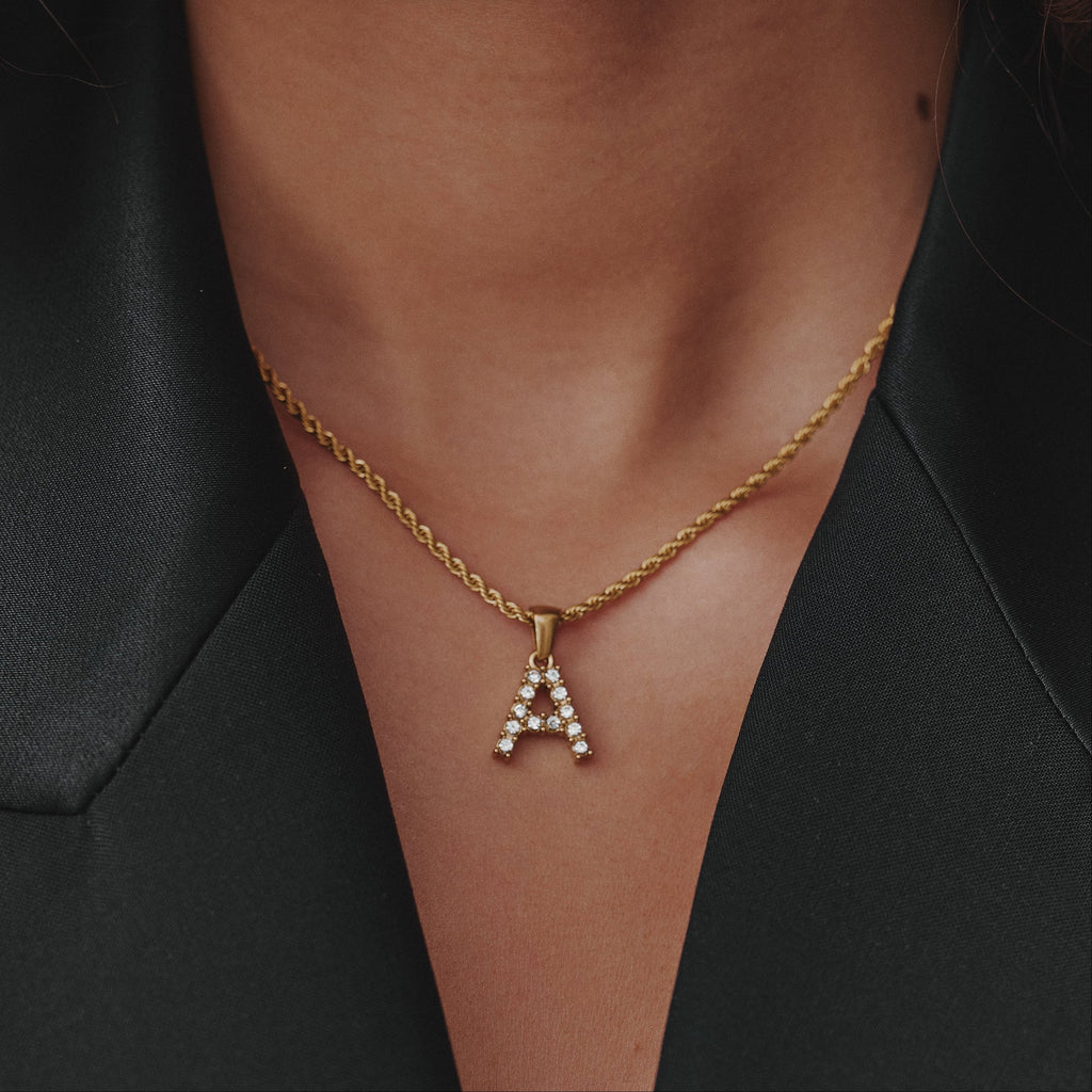 Collana con iniziale intrecciata