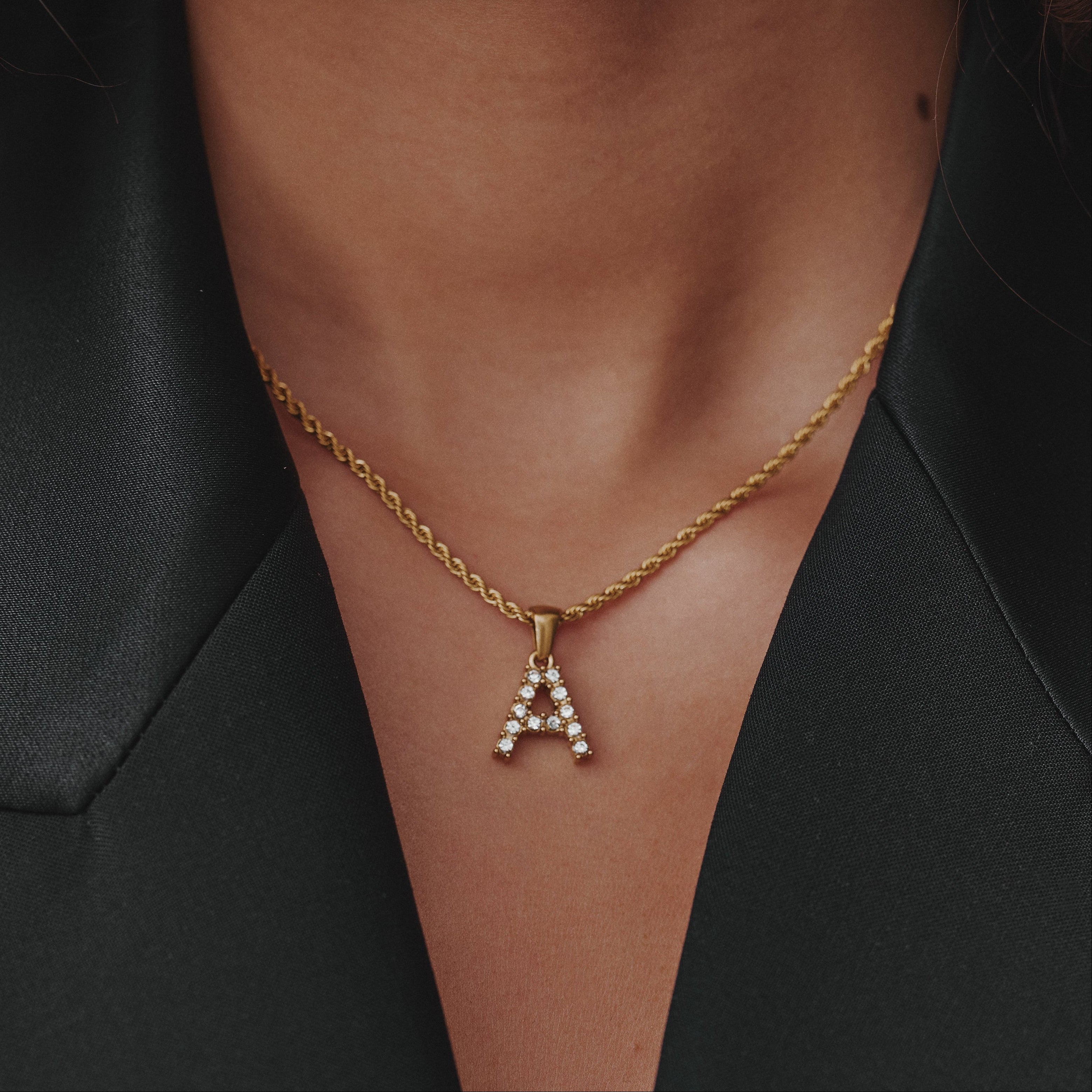 Collana con iniziale intrecciata