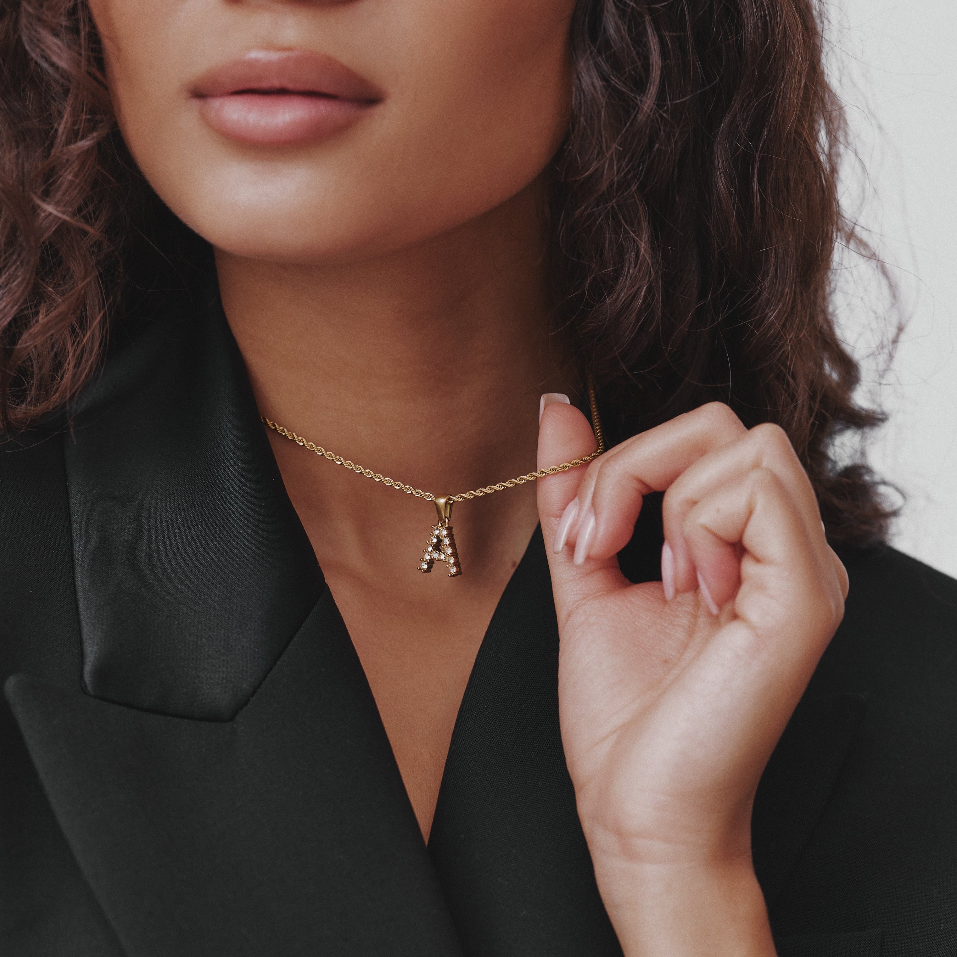 Collana con iniziale intrecciata