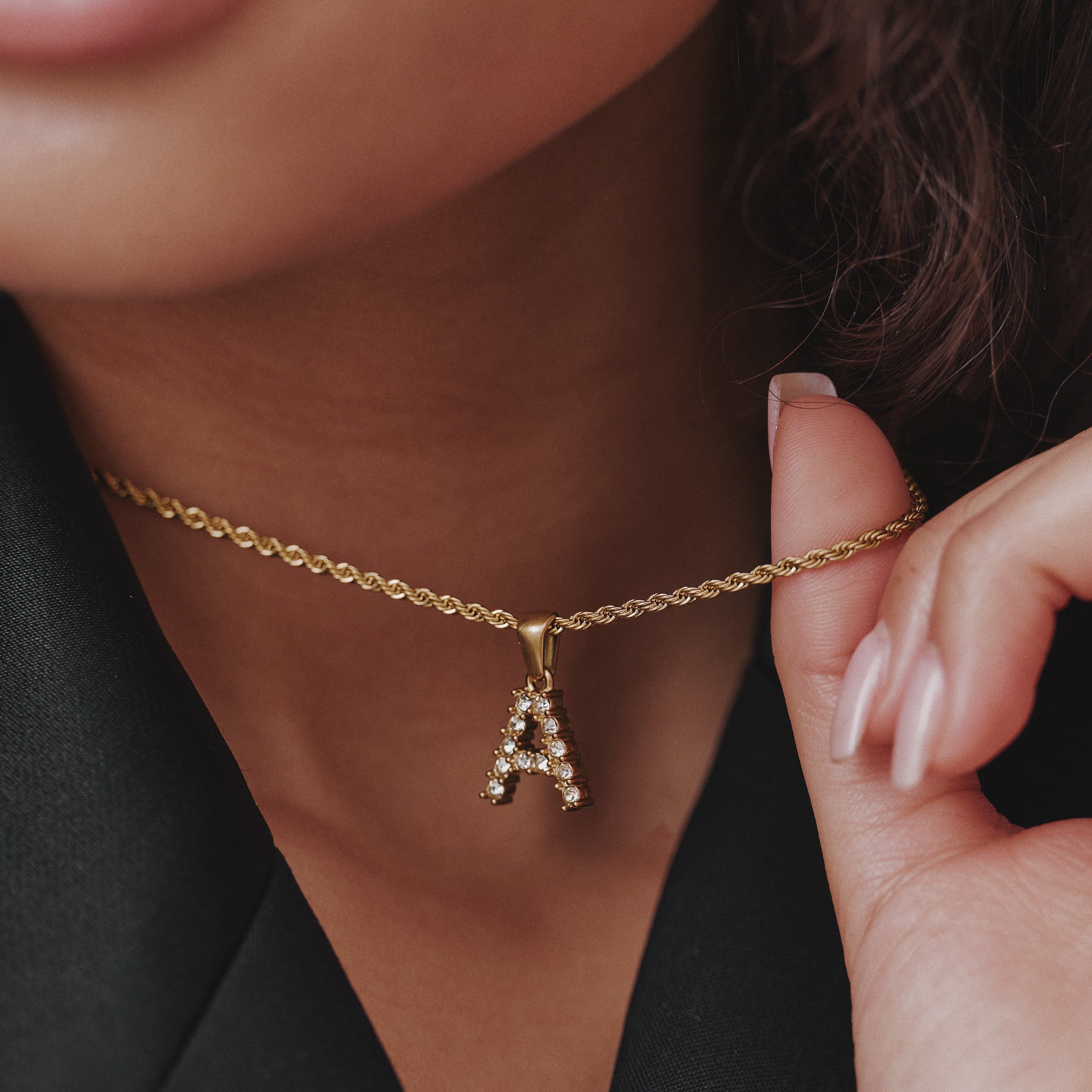 Collana con iniziale intrecciata