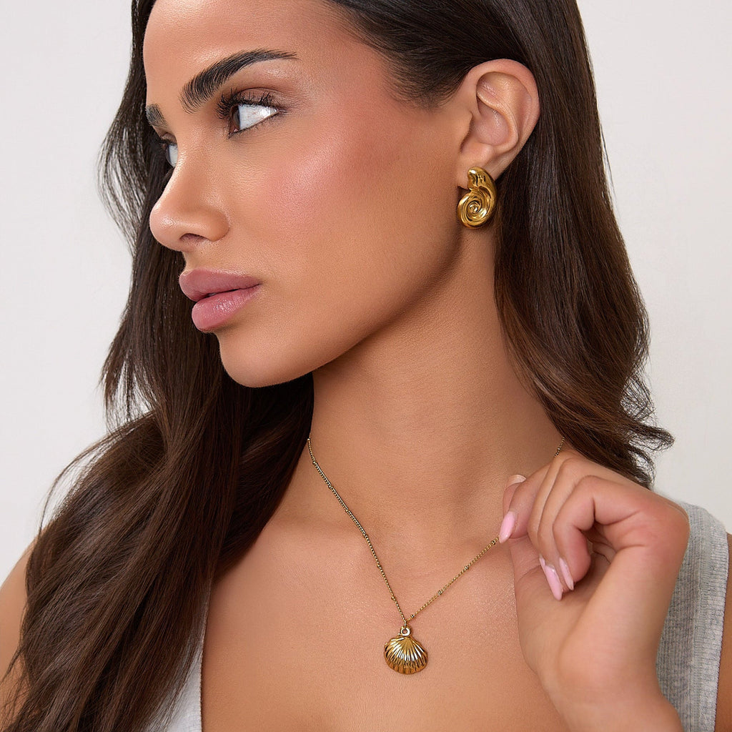 Collana con conchiglia oro