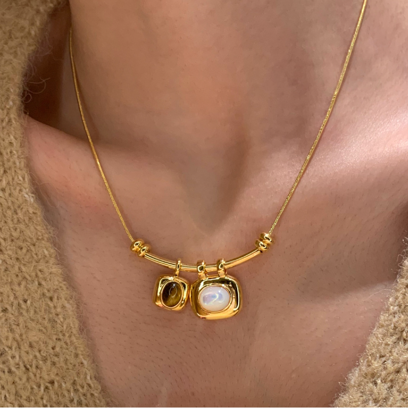 Collana con due pietre preziose