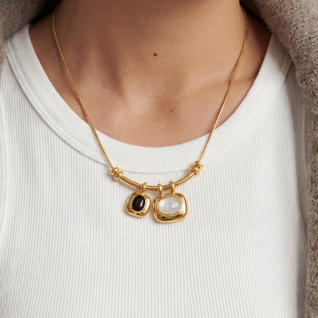 Collana con due pietre preziose