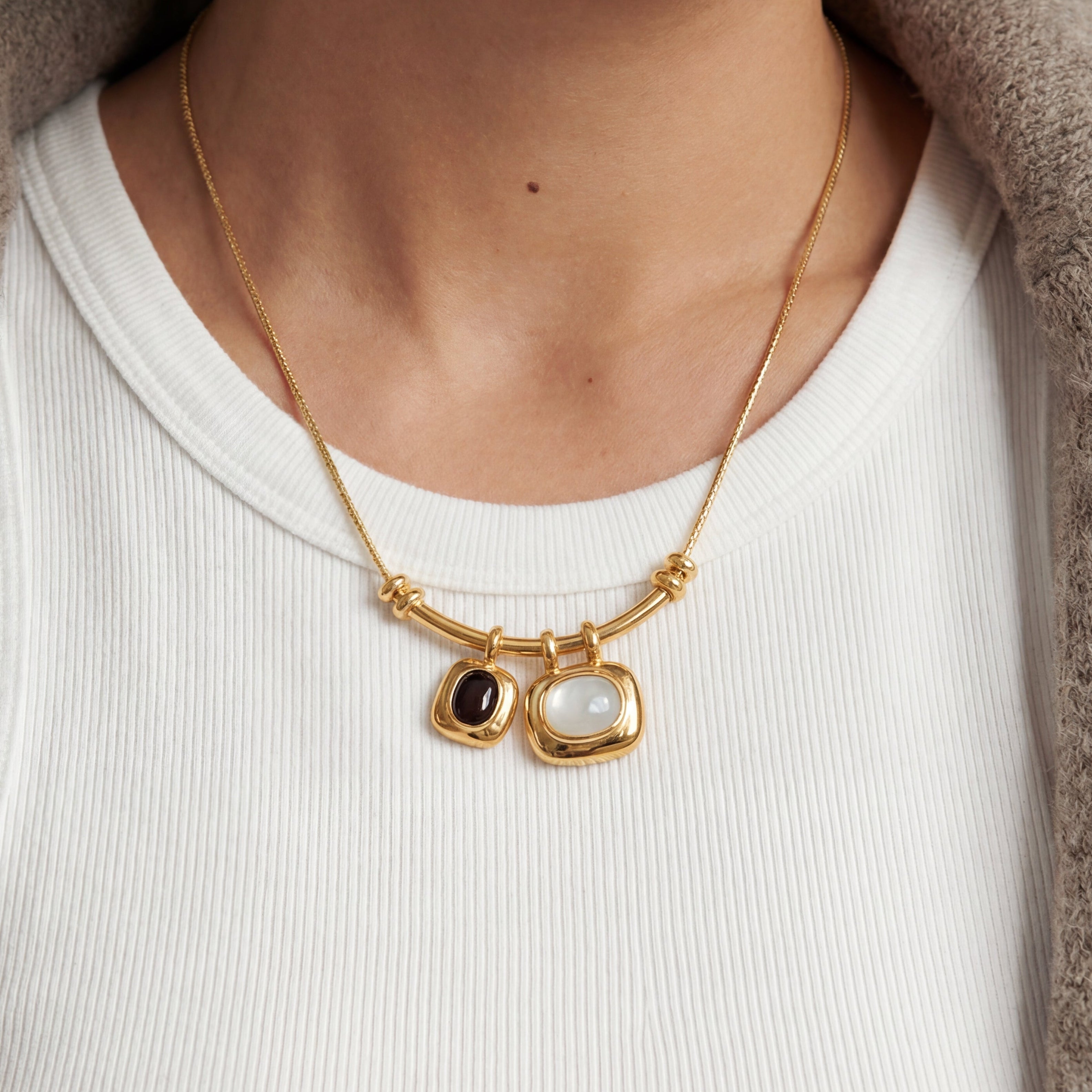 Collana con due pietre preziose